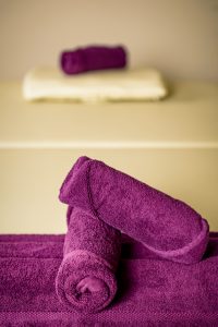 Handtücher auf Massageliege